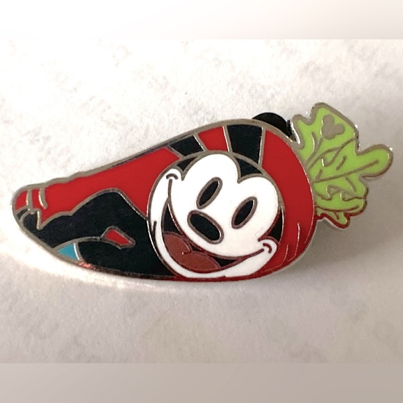 ♦️ 2 for $16♦️Disney’s Oswald Carrot Hidden Mickey Trading Pin - Picture 1 of 2